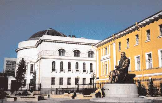 Kiev, square près du Parlement avec la statue du premier président de la République, M. Hrushevskyï