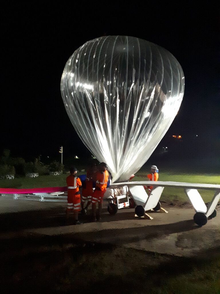 Préparation d’un ballon avant un voyage dans l'atmosphère