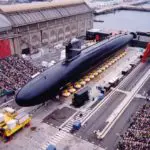 Manœuvre de mise à l’eau du Triomphant dans l'ouvrage Cachan, le 13 juillet 1993.