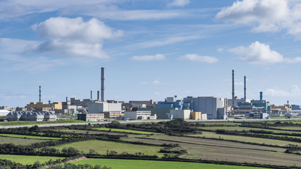 Vue de l’usine de traitement des combustibles usés, Orano, établissement de la Hague dans la Manche.