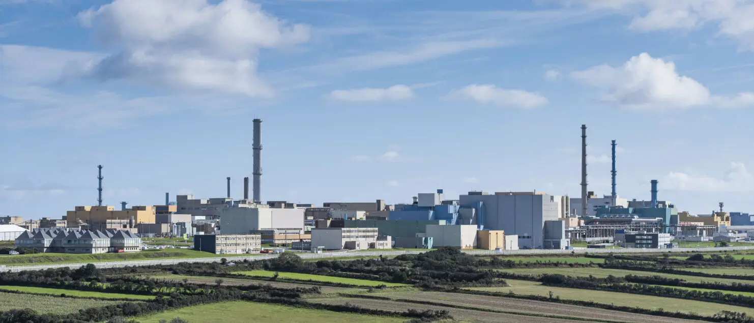 Vue de l’usine de traitement des combustibles usés, Orano, établissement de la Hague dans la Manche.