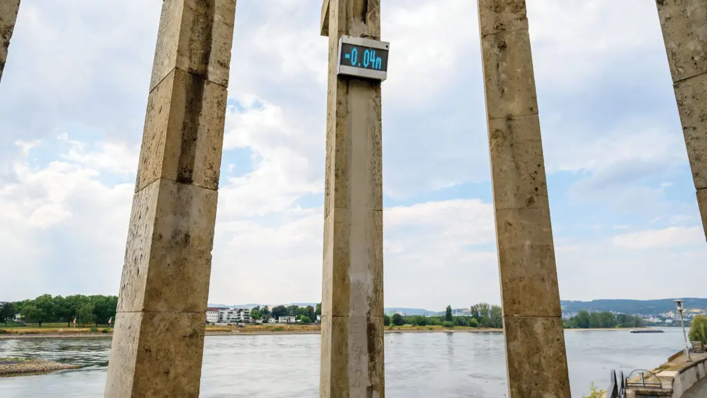 Station de surveillance du niveau d’eau du Rhin affichant une valeur négative en cas de sécheresse.