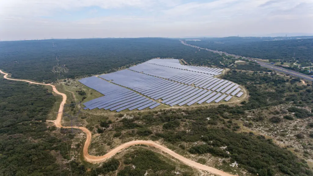 Vue aérienne d’une centrale 
solaire en France. © Alix Millet / Adobe Stock