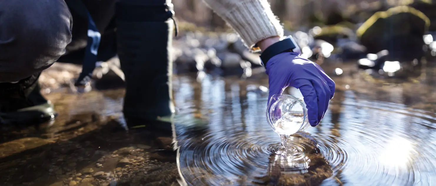 La directive-cadre sur l’eau a introduit l’enjeu clé du « bon état écologique » (qui inclut nécessairement un bon état physico-chimique et quantitatif), lequel est lui-même évalué par une batterie d’indicateurs biologiques.