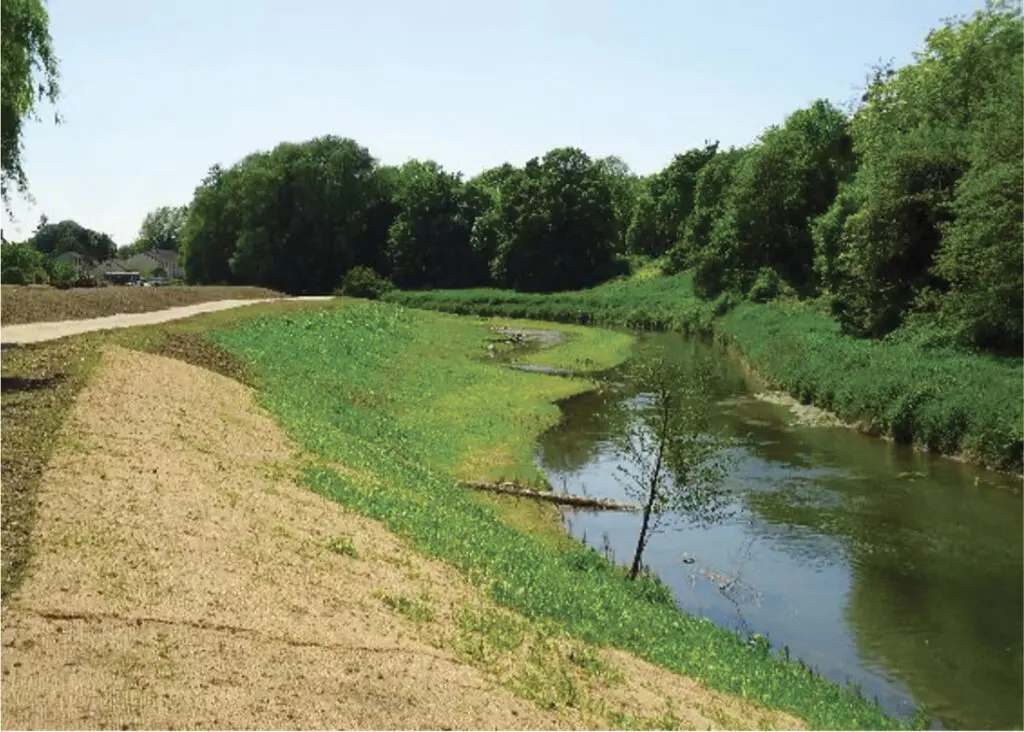 Décuvelage de la rivière et aménagement des berges, après…