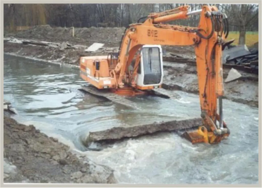 Décuvelage de la rivière et aménagement des berges, avant…