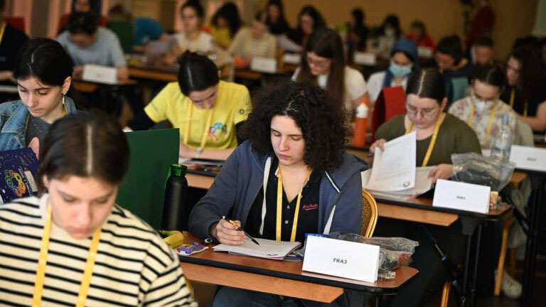 Épreuves du premier jour à l’European Girls’ Mathematical Olympiad (EGMO) 2022.