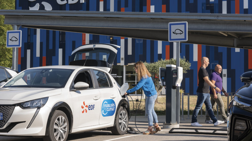 EDF intervient auprès de ses clients pour les aider à convertir leurs usages grâce à l’électrification dans les domaines de l’industrie, du transport, du bâtiment…