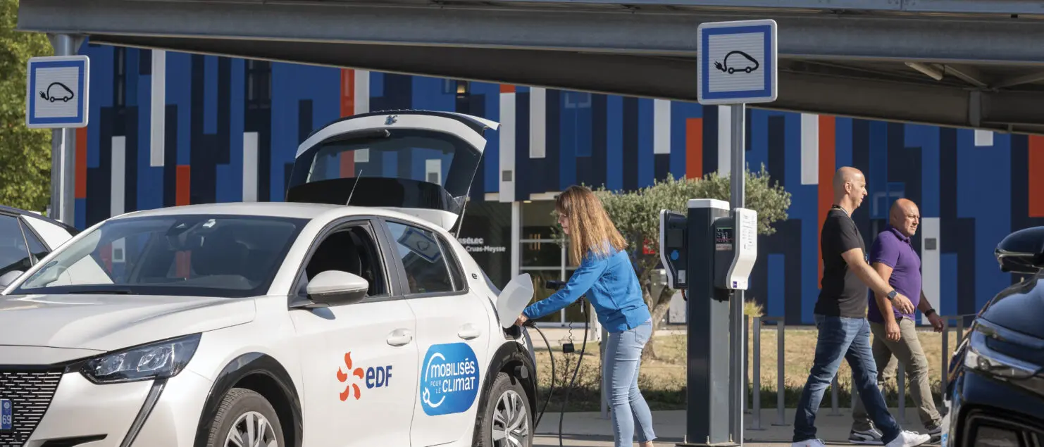 EDF intervient auprès de ses clients pour les aider à convertir leurs usages grâce à l’électrification dans les domaines de l’industrie, du transport, du bâtiment…