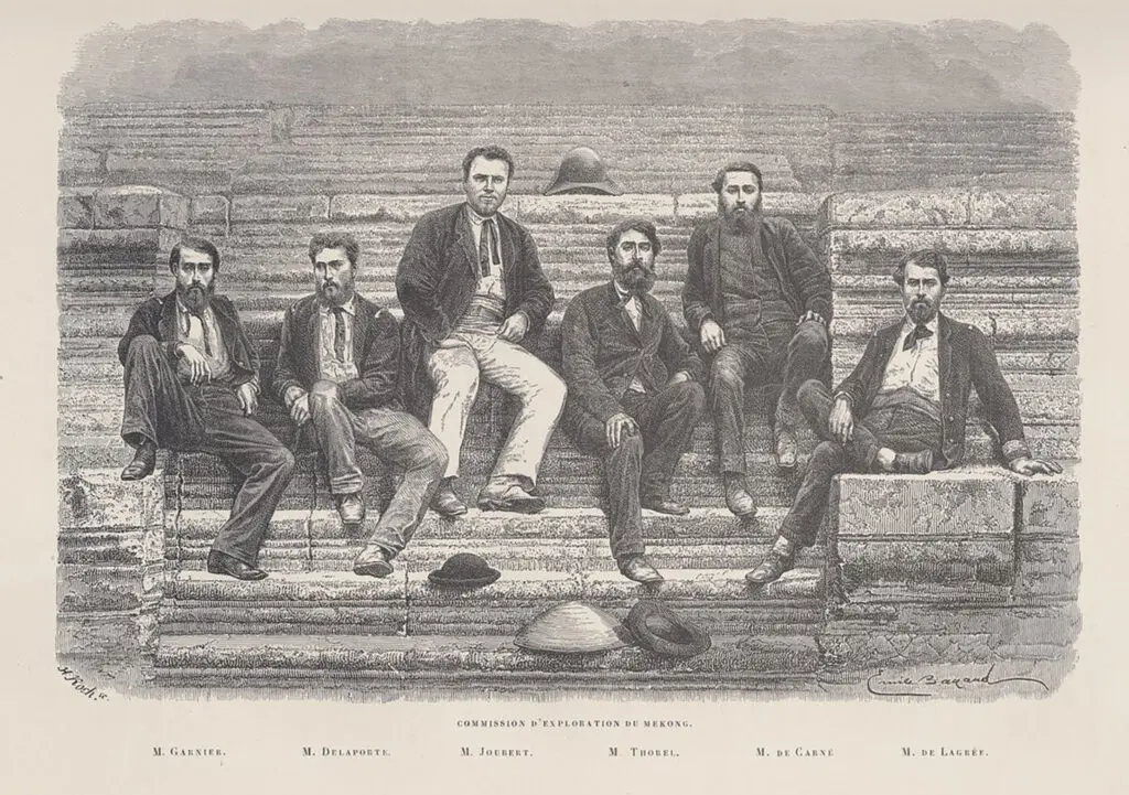 Voyage d’exploration en Indo-Chine : effectué pendant les années 1866, 1867 et 1868... De gauche à droite : Francis Garnier, Louis Delaporte, Lucien Joubert, Clovis Thorel, Louis de Carné et Ernest Doudart de Lagrée.