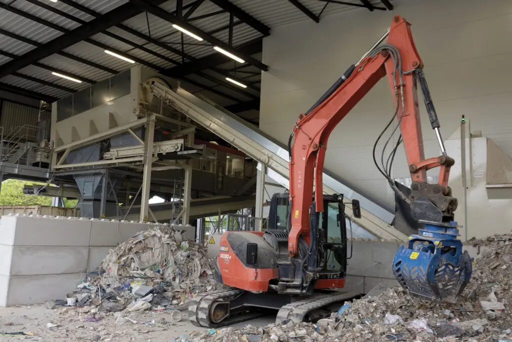 Néolithe met en place une approche circulaire pour la gestion des déchets, offrant une alternative à l’enfouissement et à l’incinération.