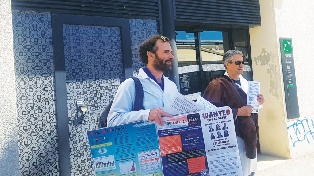 Julien lors d’une action contre le financement des énergies fossiles par la BNP, pendant la campagne The science is clear, 10 mai 2023.