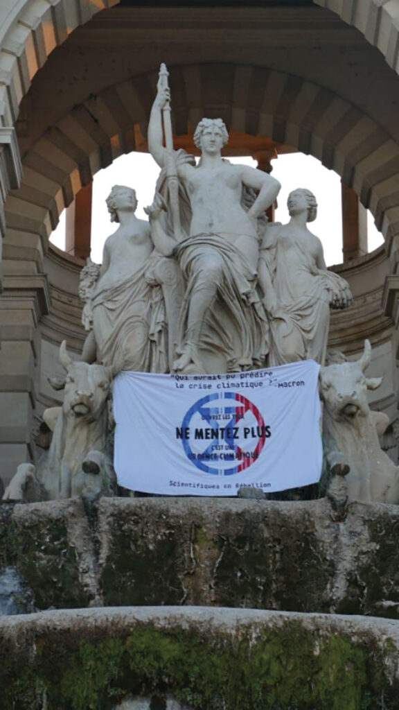 Action Statue Sunday en avril 2023. Les scientifiques en rébellion alertent sur la cécité de nos sociétés et des personnes au pouvoir, quant aux enjeux climatiques et environnementaux.