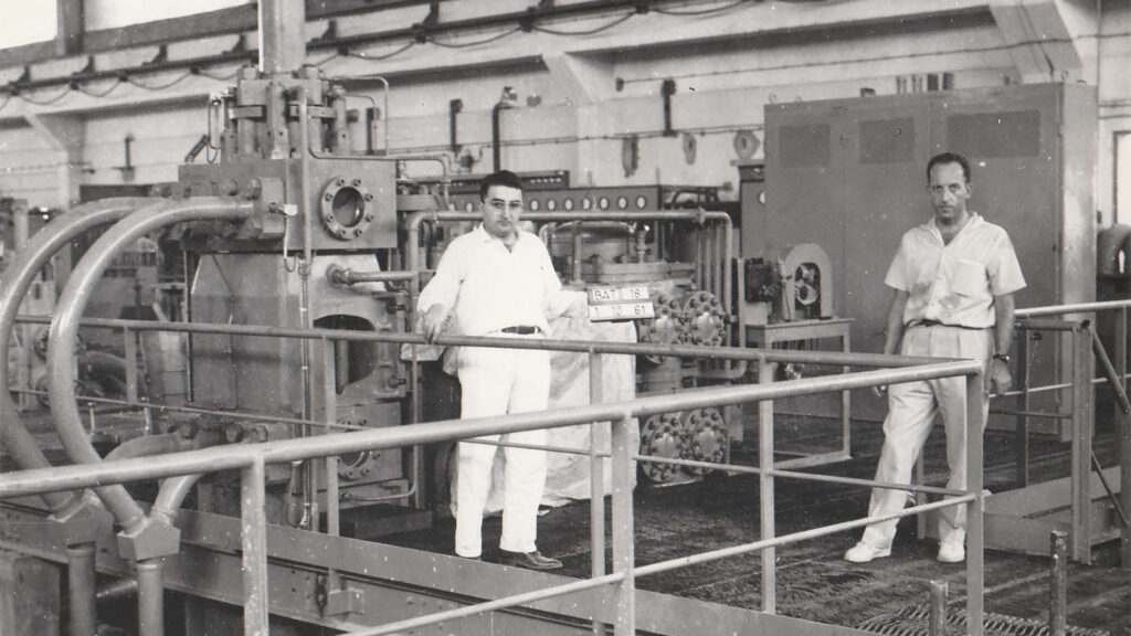 Usine chimique d’ammoniac au Pakistan en 1963, une des premières usines clé en main construite par la France.