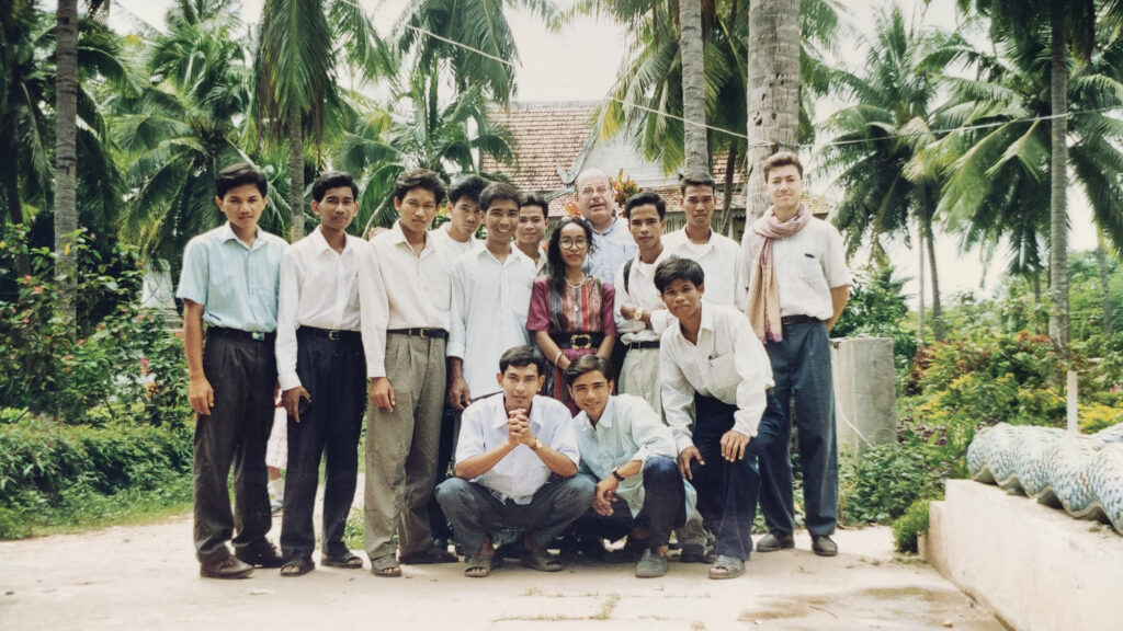 Les premiers étudiants du Foyer Mékong Espoir à Phnom Penh (1995).