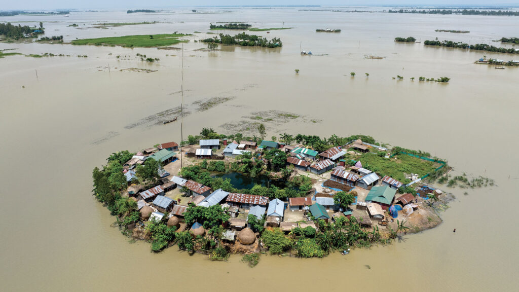 Inondation sur un village du nord du Bangladesh.