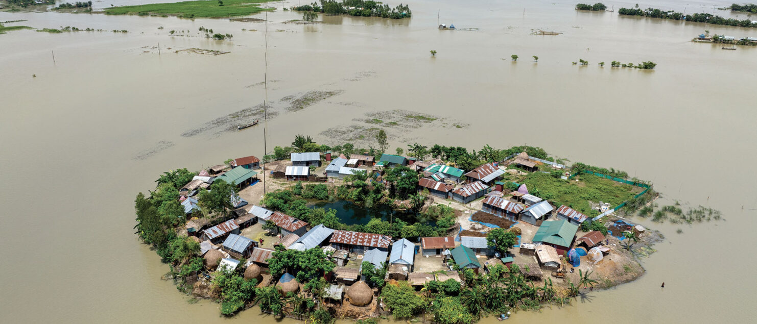 Inondation sur un village du nord du Bangladesh.