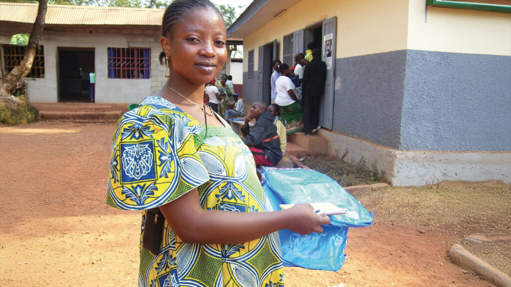 Distribution de moustiquaires par l'ONG Against Malara Foundation crédits AMF