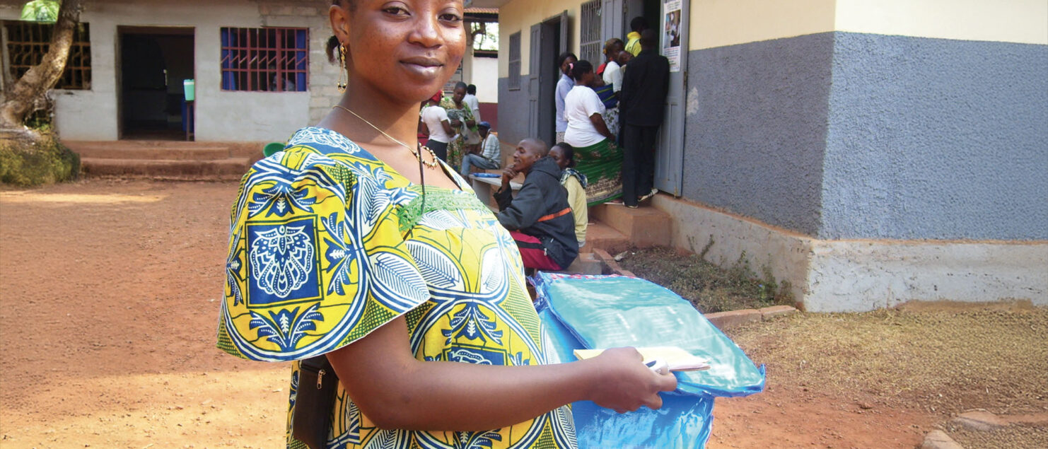 Distribution de moustiquaires par l'ONG Against Malara Foundation crédits AMF