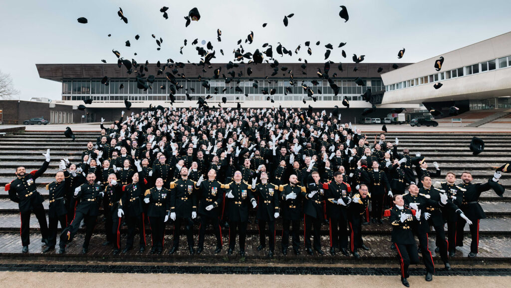 Le lancer de bicorne de la promotion X22 © Jérémy Barande