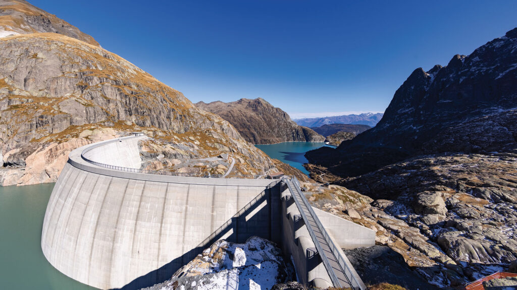 Les STEP répondent aux besoins croissants de stockage d'énergie et stabilisation des réseaux électriques. Centrale de Nant de Drance (Suisse), réservoirs du Vieux Émosson et d’Émosson.