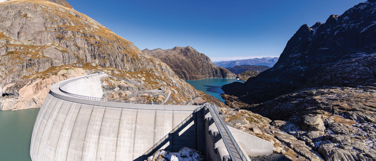 Les STEP répondent aux besoins croissants de stockage d'énergie et stabilisation des réseaux électriques. Centrale de Nant de Drance (Suisse), réservoirs du Vieux Émosson et d’Émosson.