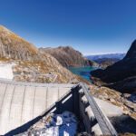 Les STEP répondent aux besoins croissants de stockage d'énergie et stabilisation des réseaux électriques. Centrale de Nant de Drance (Suisse), réservoirs du Vieux Émosson et d’Émosson.