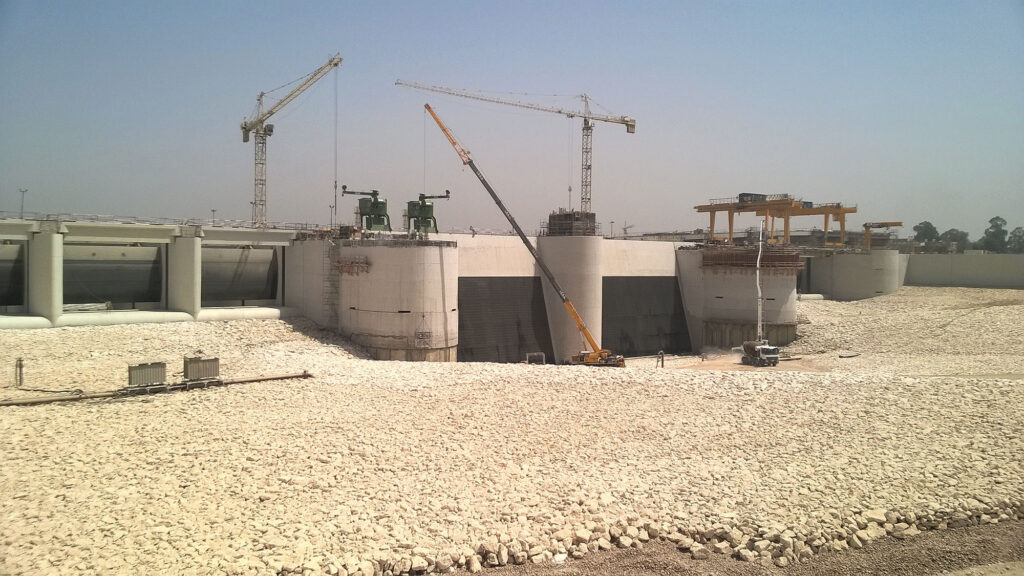 Travaux du barrage d’Assiout en Égypte.