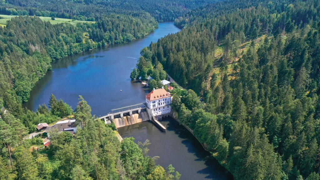 Lac de Höllenstein, 
en Bavière, 
et sa centrale.
