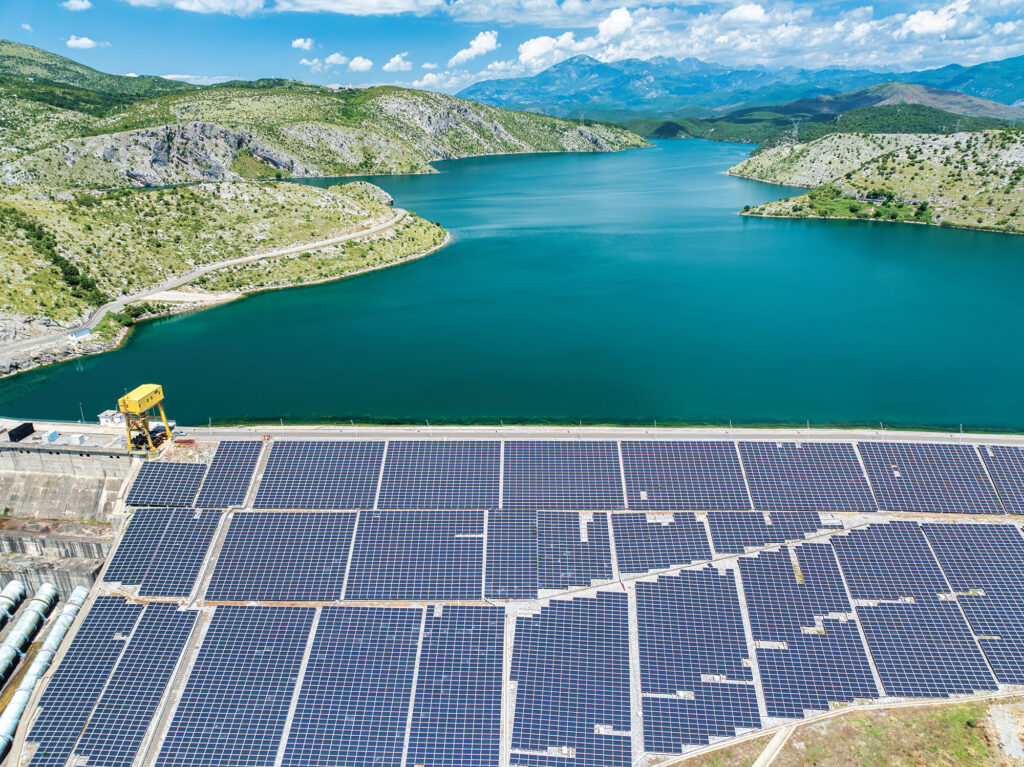 Le barrage hydroélectrique de Vau i Dejës à Shkodër, dans le nord de l’Albanie, couvert de panneaux solaires.