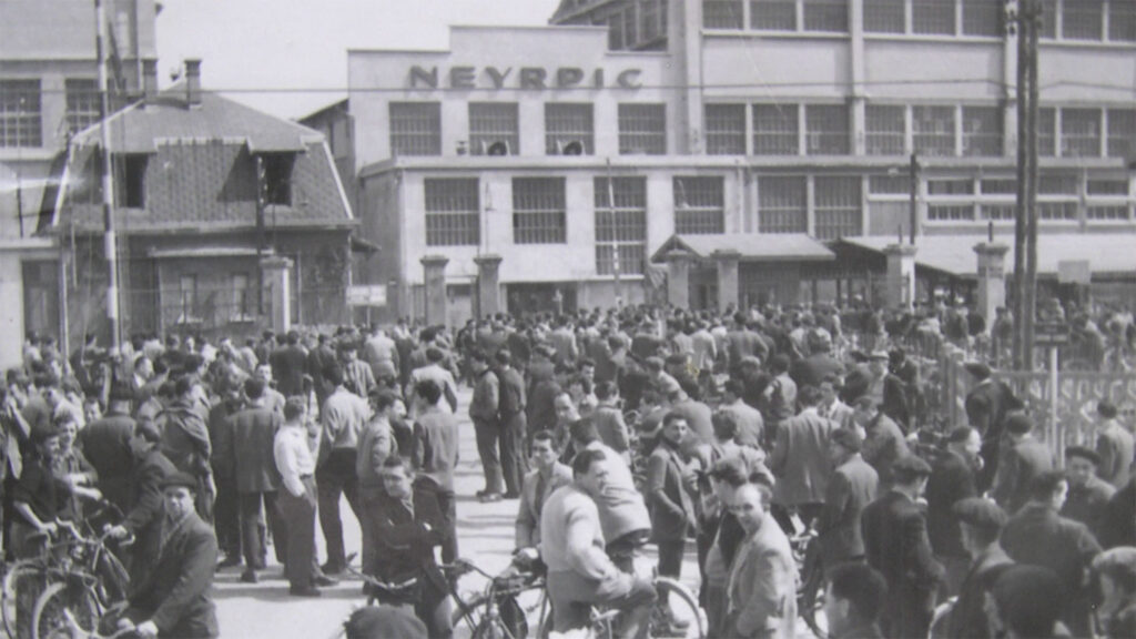 Sortie de l’usine Neyrpic dans les années 1960.