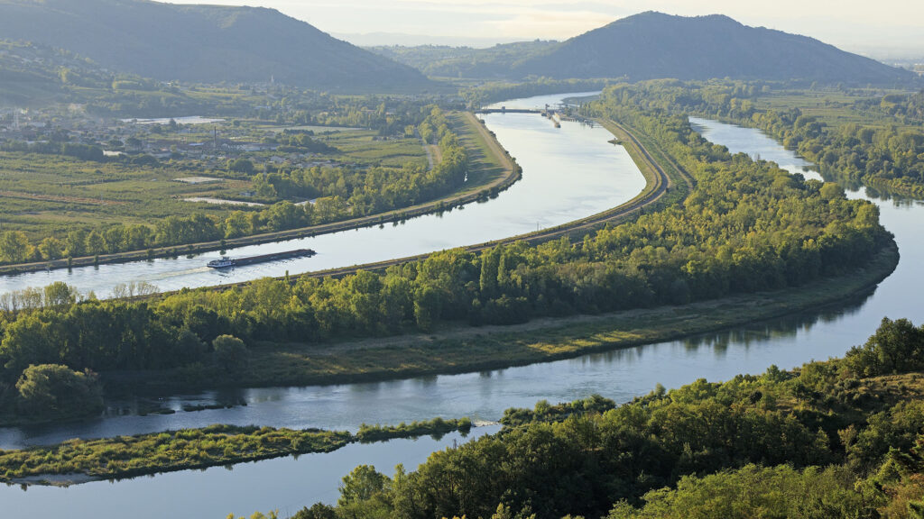 Le Rhône canalisé. © Camille Moirenc