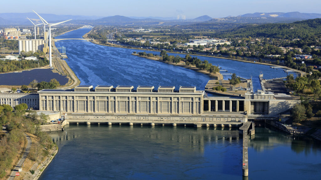 Usine hydroélectrique de Bollène, son écluse et son canal.