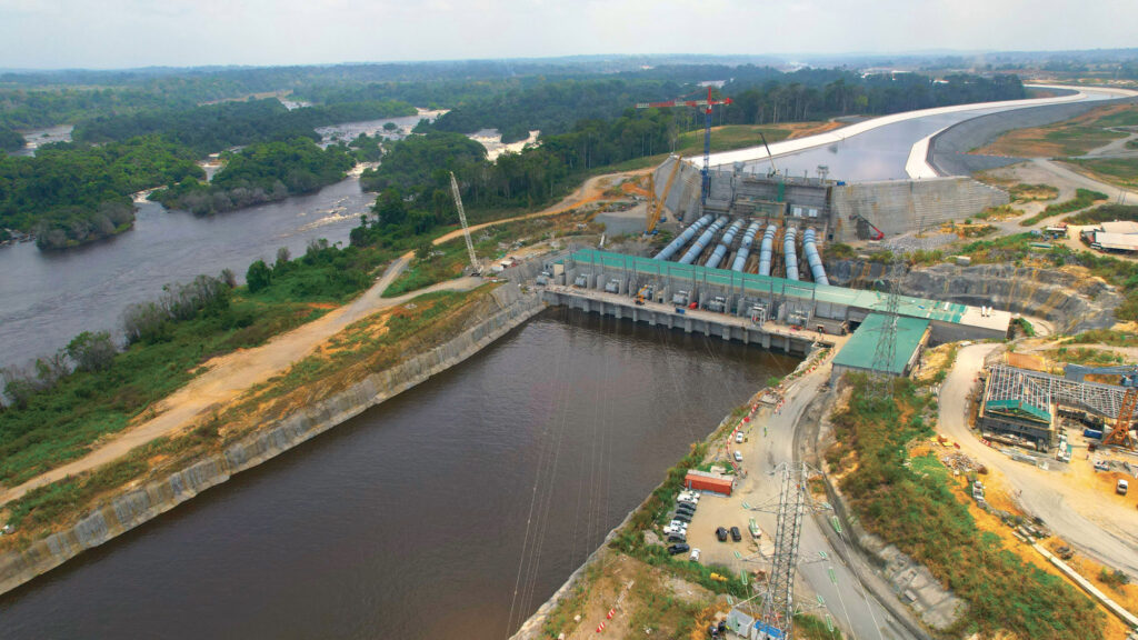 Le barrage de Nachtigal, au Cameroun, est opéré par EDF. Le financement a été structuré par la Banque mondiale.